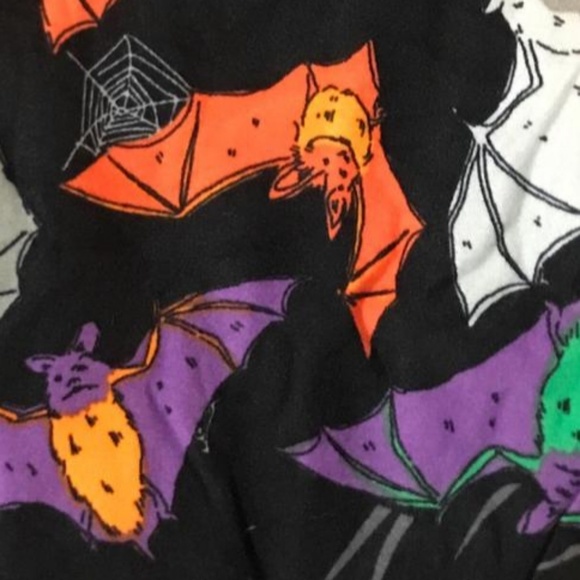 HALLOWEEN Tween Bats and Webs. NWOT - Picture 2 of 3